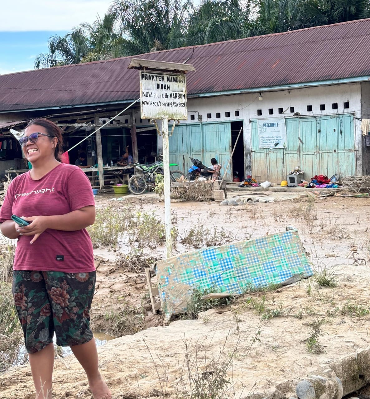 Kisah Bidan Nova yang Kehilangan Kliniknya Diterjang Banjir Bandang Sumatera Dulu Menolong,Kini Ditolong